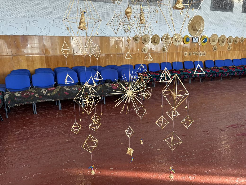 Житель Вінниччини сплів найбільшого різдвяного павука й потрапив до Книги рекордів