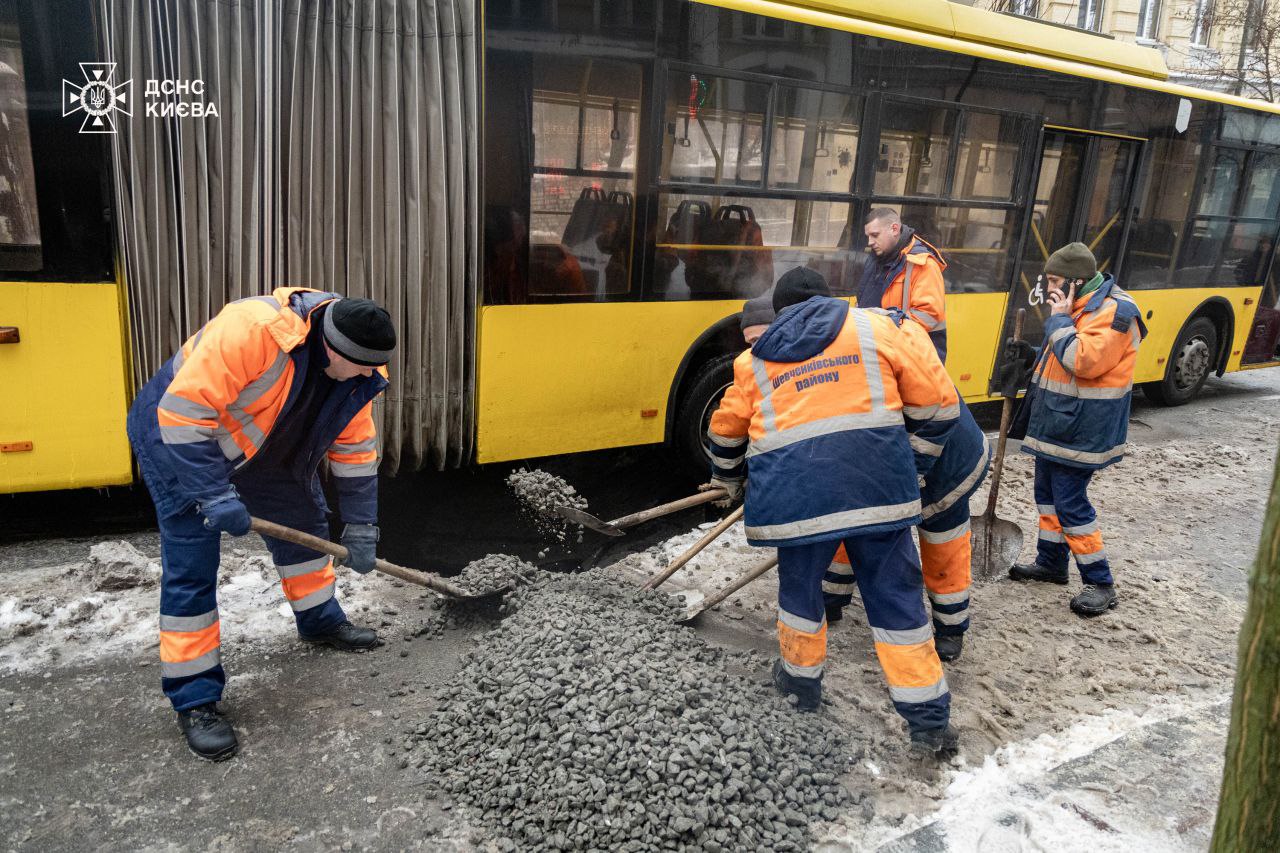 Рятувальники показали, як діставали тролейбус з ями в Києві - фото 2