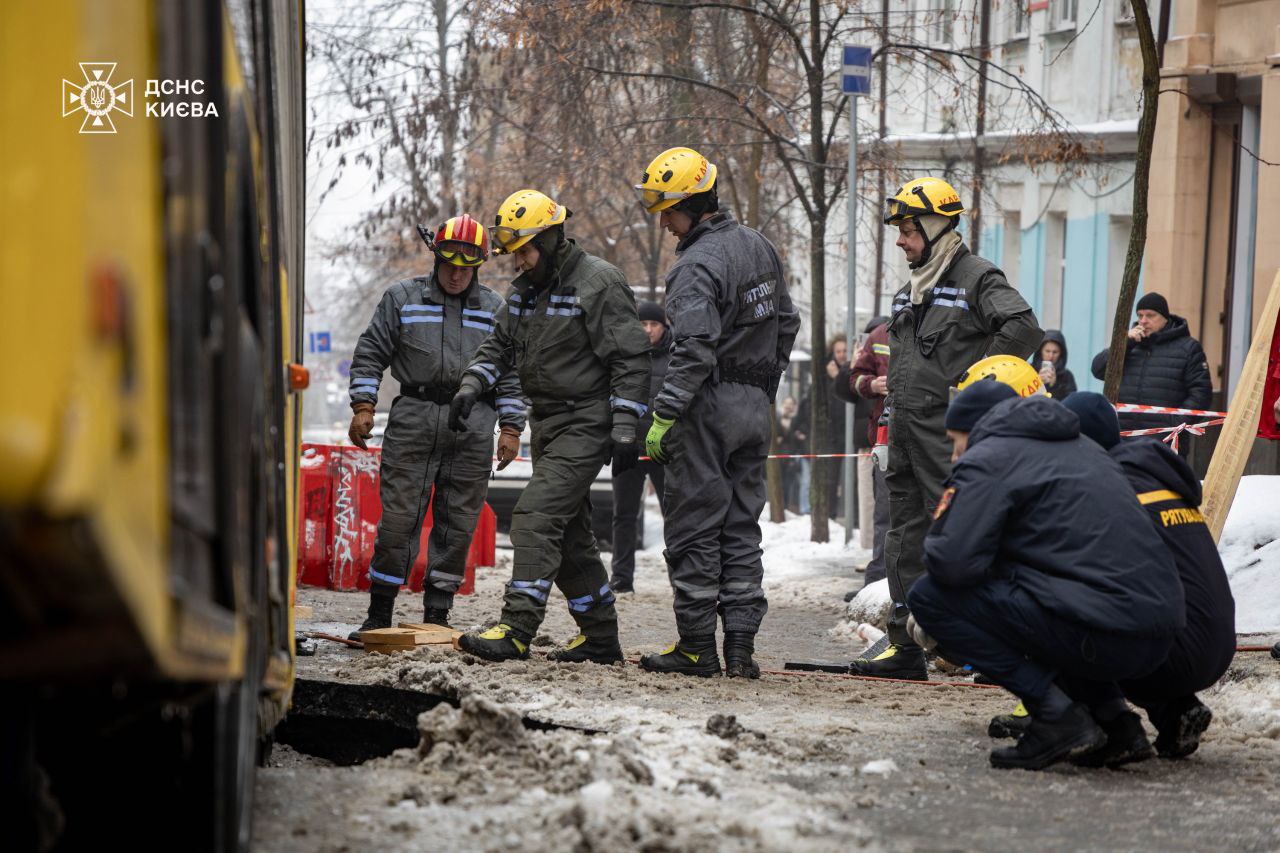 Рятувальники показали, як діставали тролейбус з ями в Києві