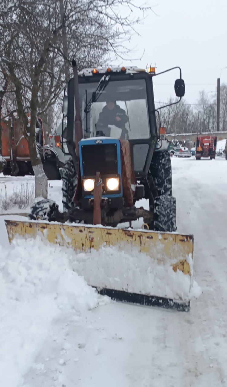 Прибирає сніг і возить вантаж: жінка пересіла з скутера на трактор на Вінниччині
