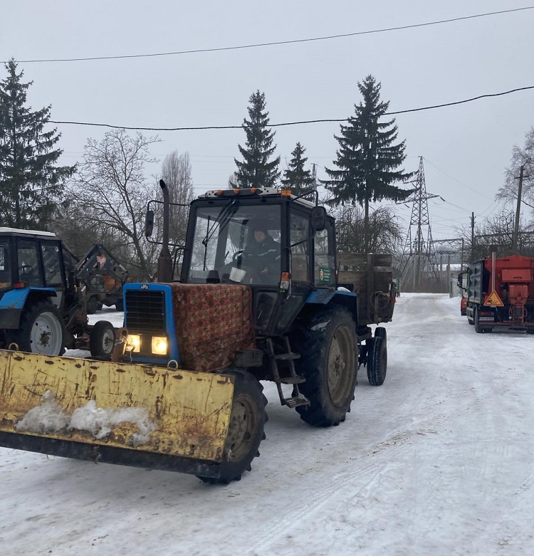 Прибирає сніг і возить вантаж: жінка пересіла з скутера на трактор на Вінниччині - фото 2