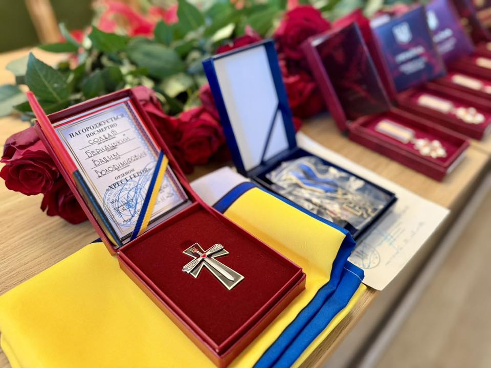 На Вінниччині передали нагороди родинам 8 полеглих воїнів - фото 6