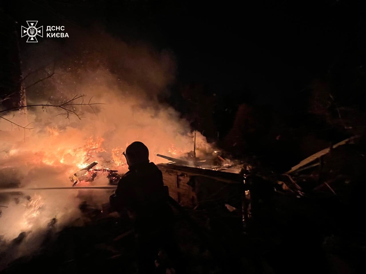 Київ: 3 людини загинули, 18 — травмовані, серед них 5 рятувальників - фото 3