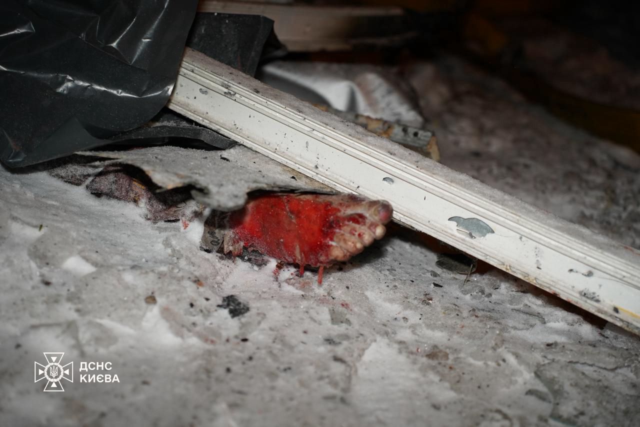 Київ: 3 людини загинули, 18 — травмовані, серед них 5 рятувальників - фото 2