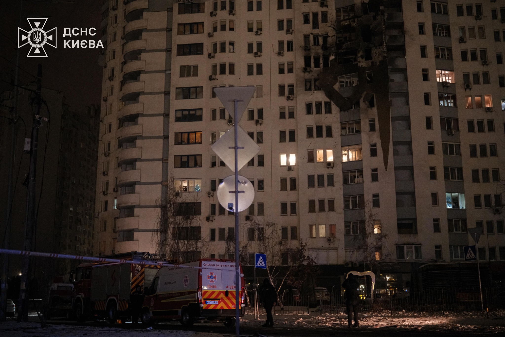 Київ: 3 людини загинули, 18 — травмовані, серед них 5 рятувальників - фото 7