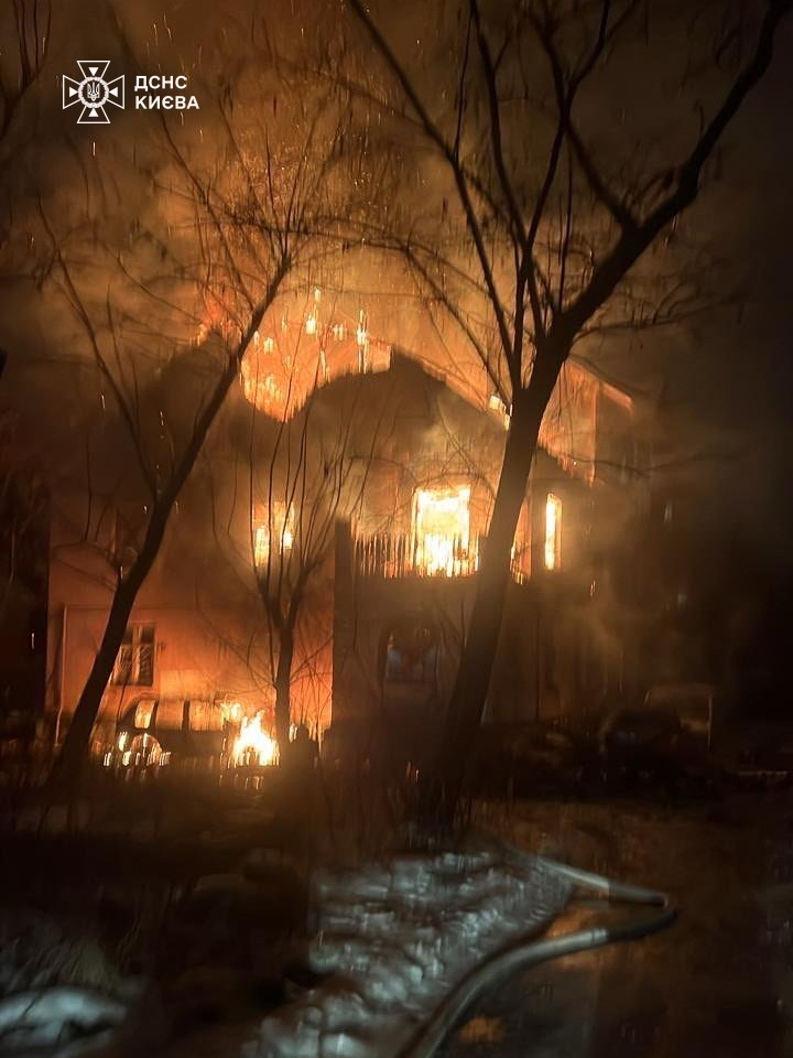 Київ: 3 людини загинули, 18 — травмовані, серед них 5 рятувальників - фото 4