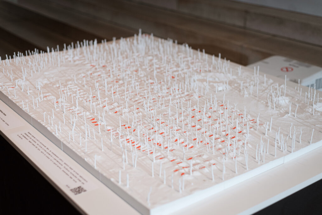 Цифрові свідчення війни: у Музеї війни відкрили виставку «Крізь морок. Світло памʼяті» - фото 2