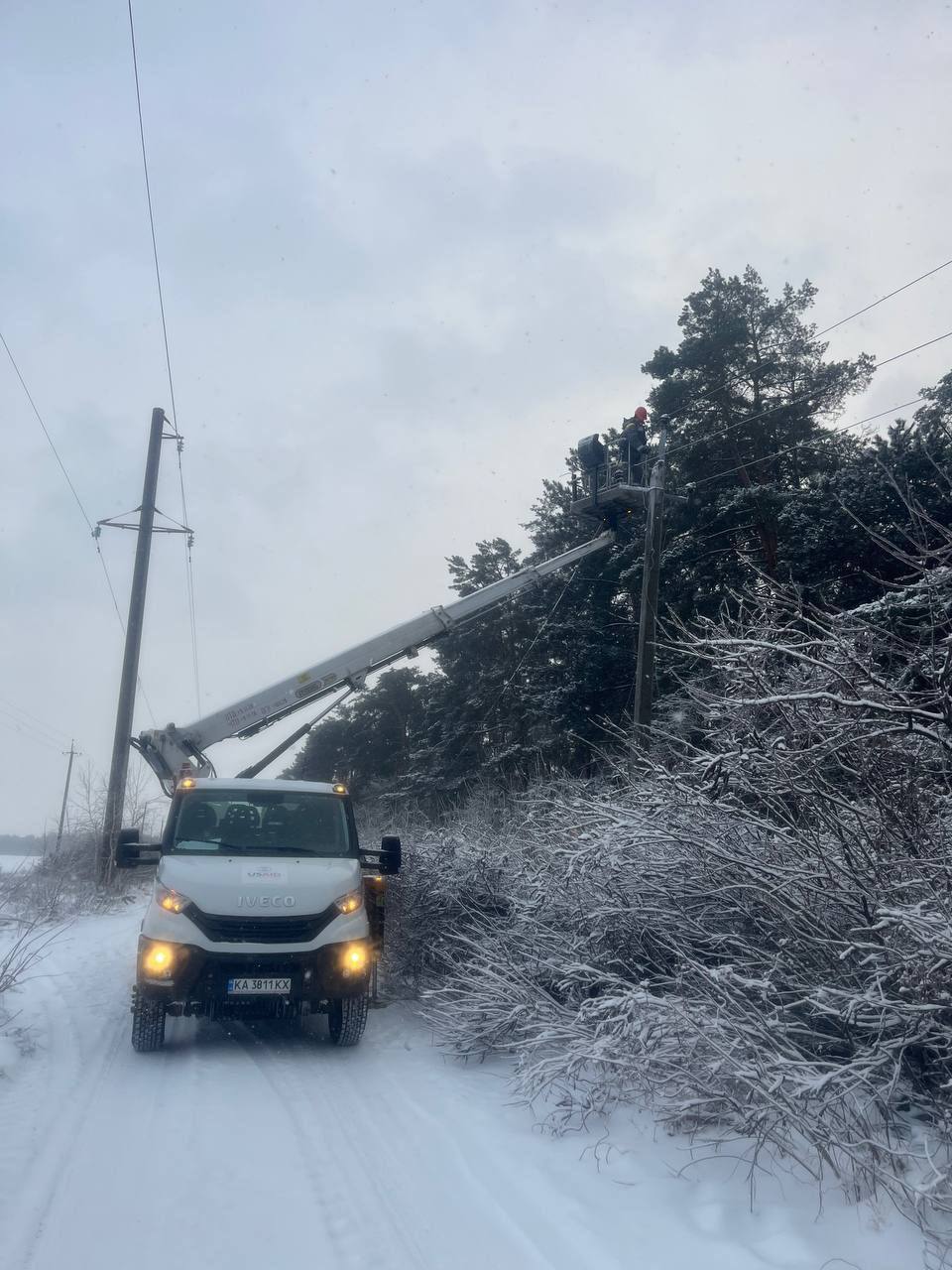 Енергетикам Київщини вдалося відновити електропостачання для 370 тис. родин - фото 3