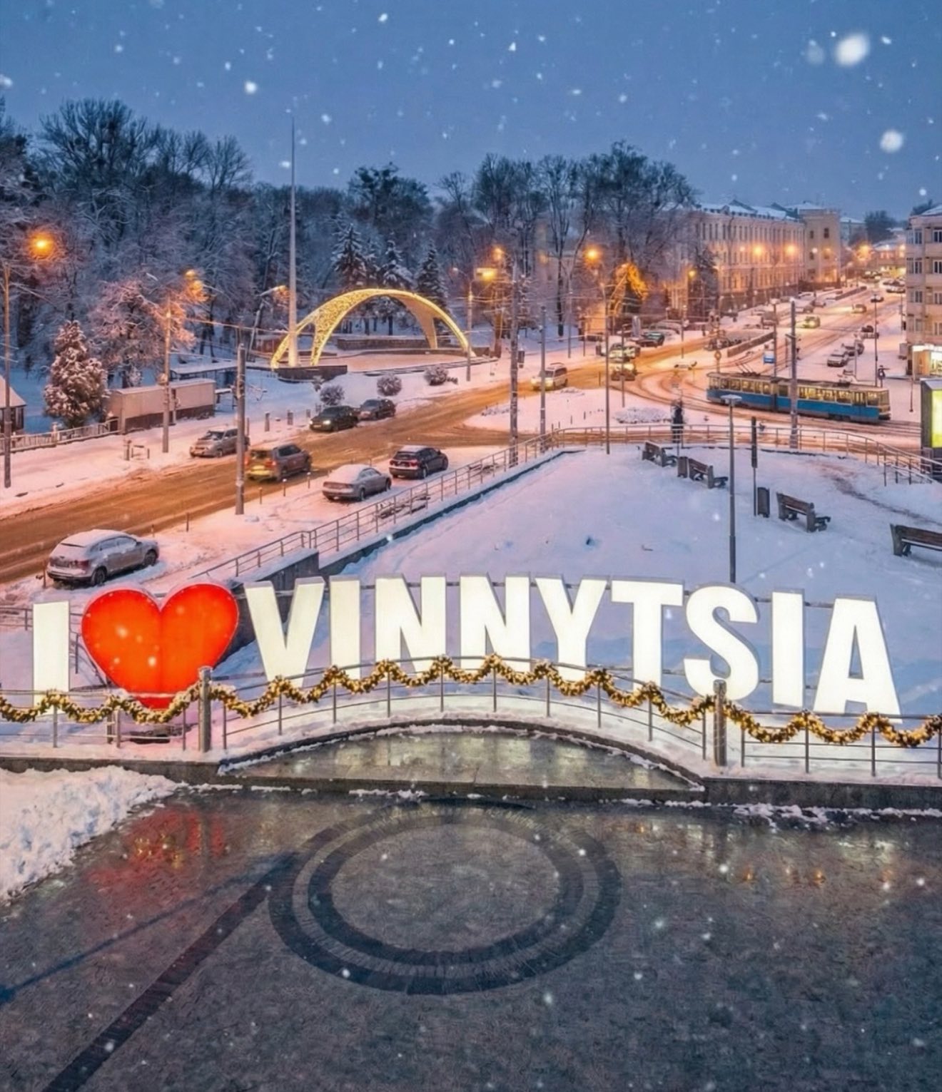 Воїн та автор артоб'єкта «Я люблю Вінницю» зробив скульптуру коня зі снігу - фото 5