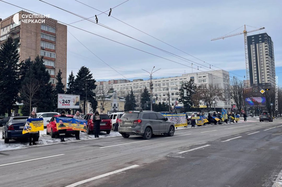 У Черкасах проводять акцію в підтримку полонених та зниклих безвісті захисників - фото 2