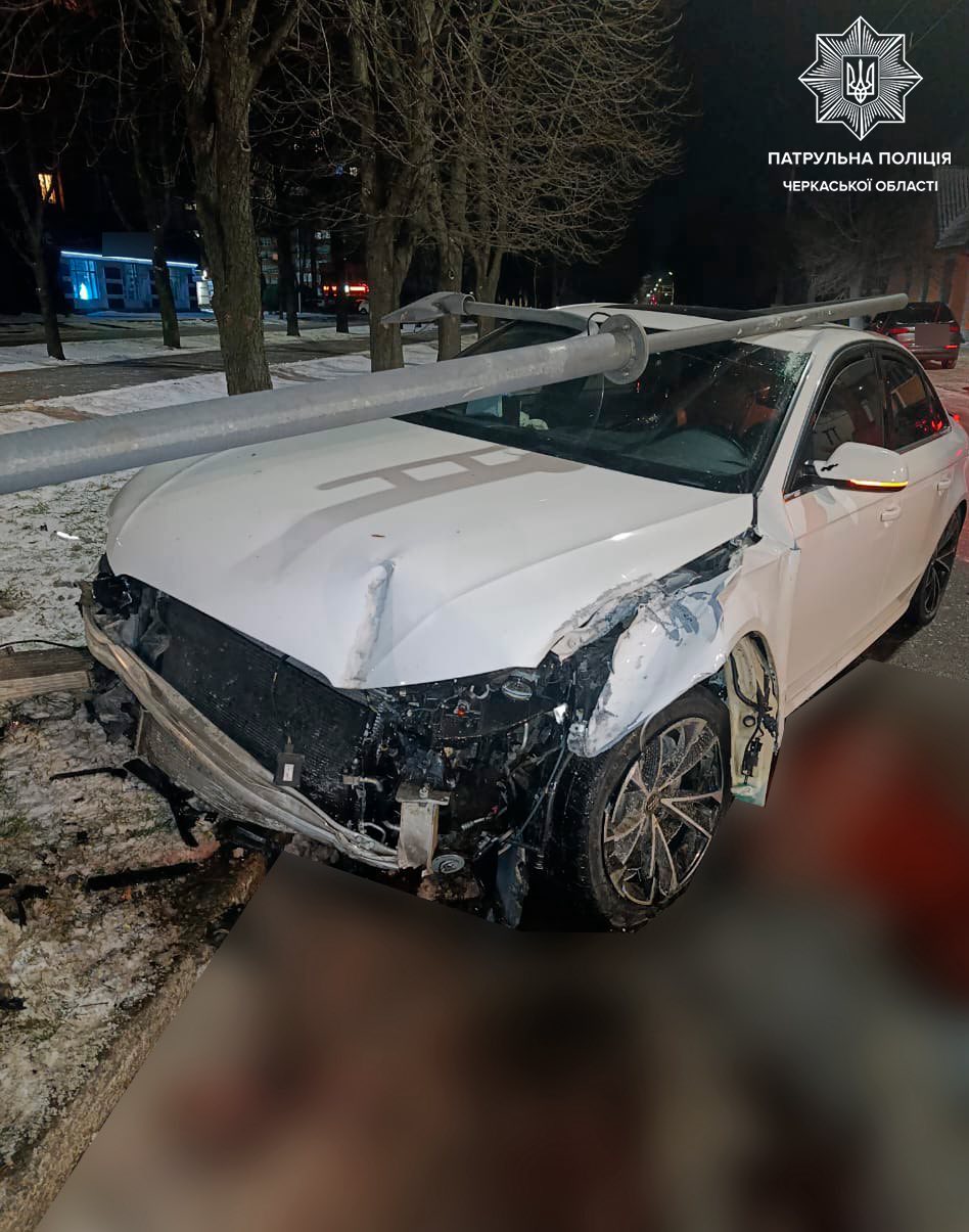 У Черкасах водійка Audi знесла стовп. Патрульні з’ясували, що вона не мала посвідчення