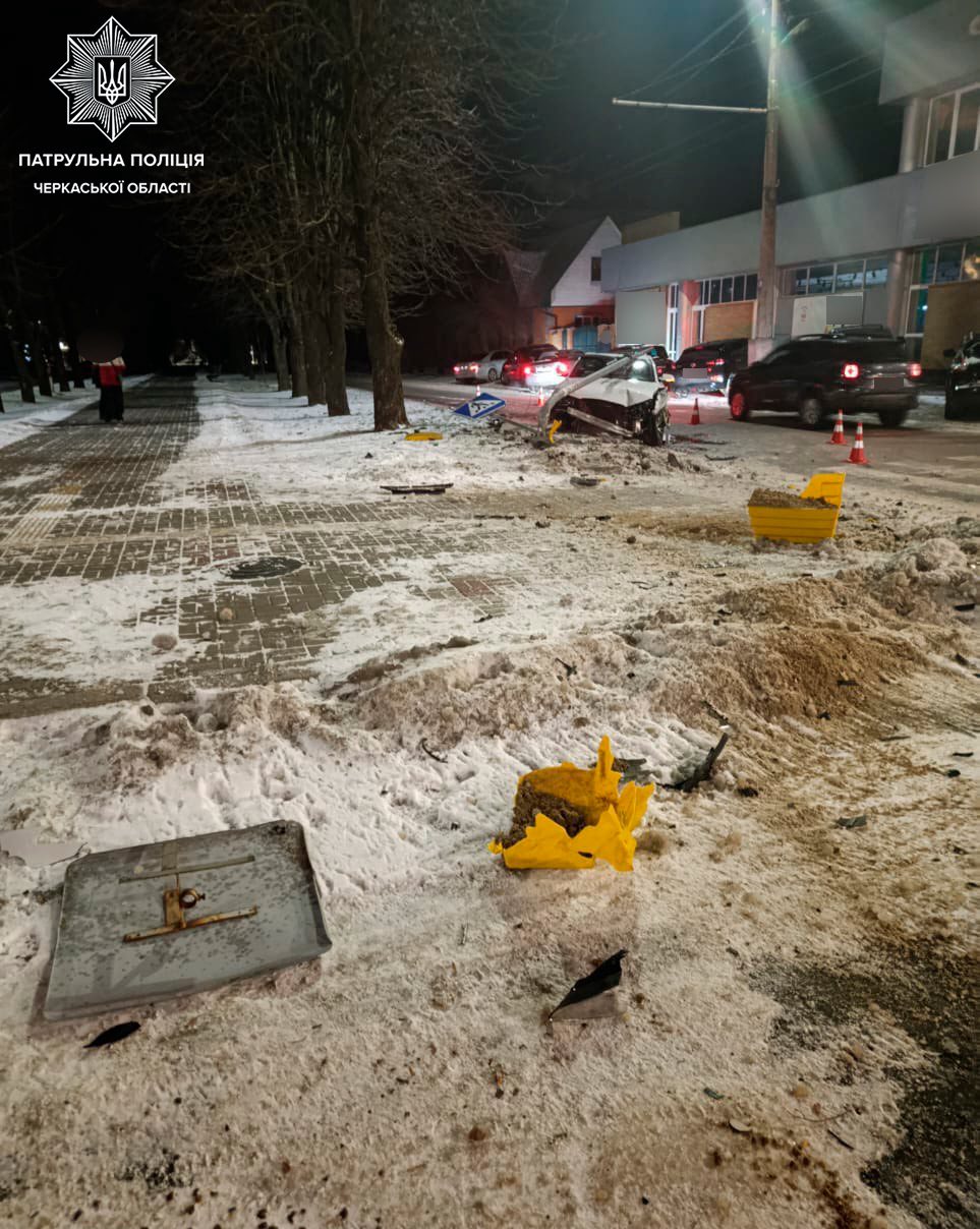 У Черкасах водійка Audi знесла стовп. Патрульні з’ясували, що вона не мала посвідчення - фото 2