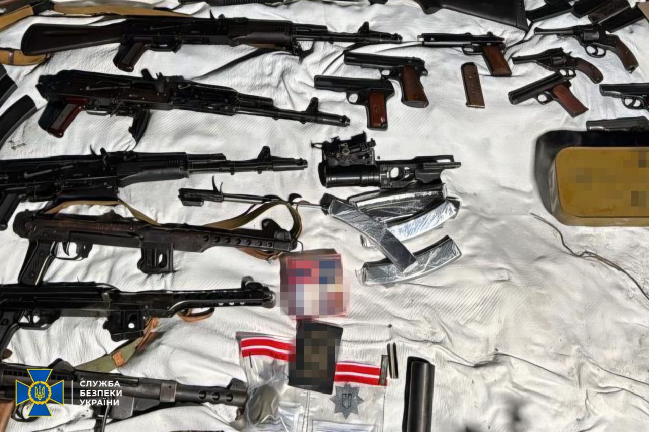 На Київщині викрили мережу нелегальної торгівлі трофейною зброєю - фото 2