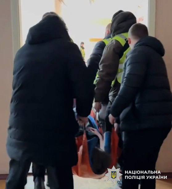 В поліції розповіли деталі нападу школяра на вчительку та однокласника