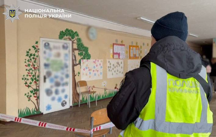 В поліції розповіли деталі нападу школяра на вчительку та однокласника - фото 3
