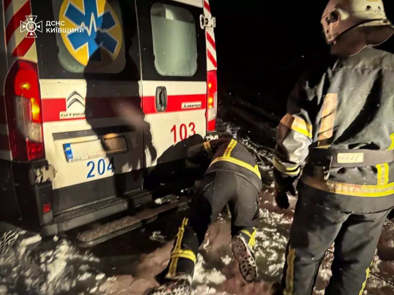 На Київщині рятувальники допомогли відбуксирувати карету швидкої