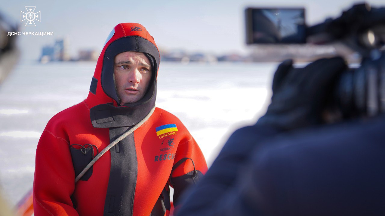 Черкаські рятувальники прийшли на лід до рибалок і показали, що робити в разі повалення