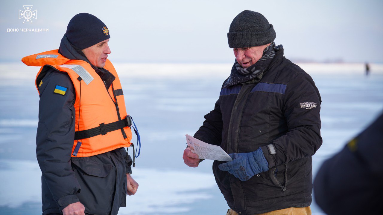 Черкаські рятувальники прийшли на лід до рибалок і показали, що робити в разі повалення - фото 2