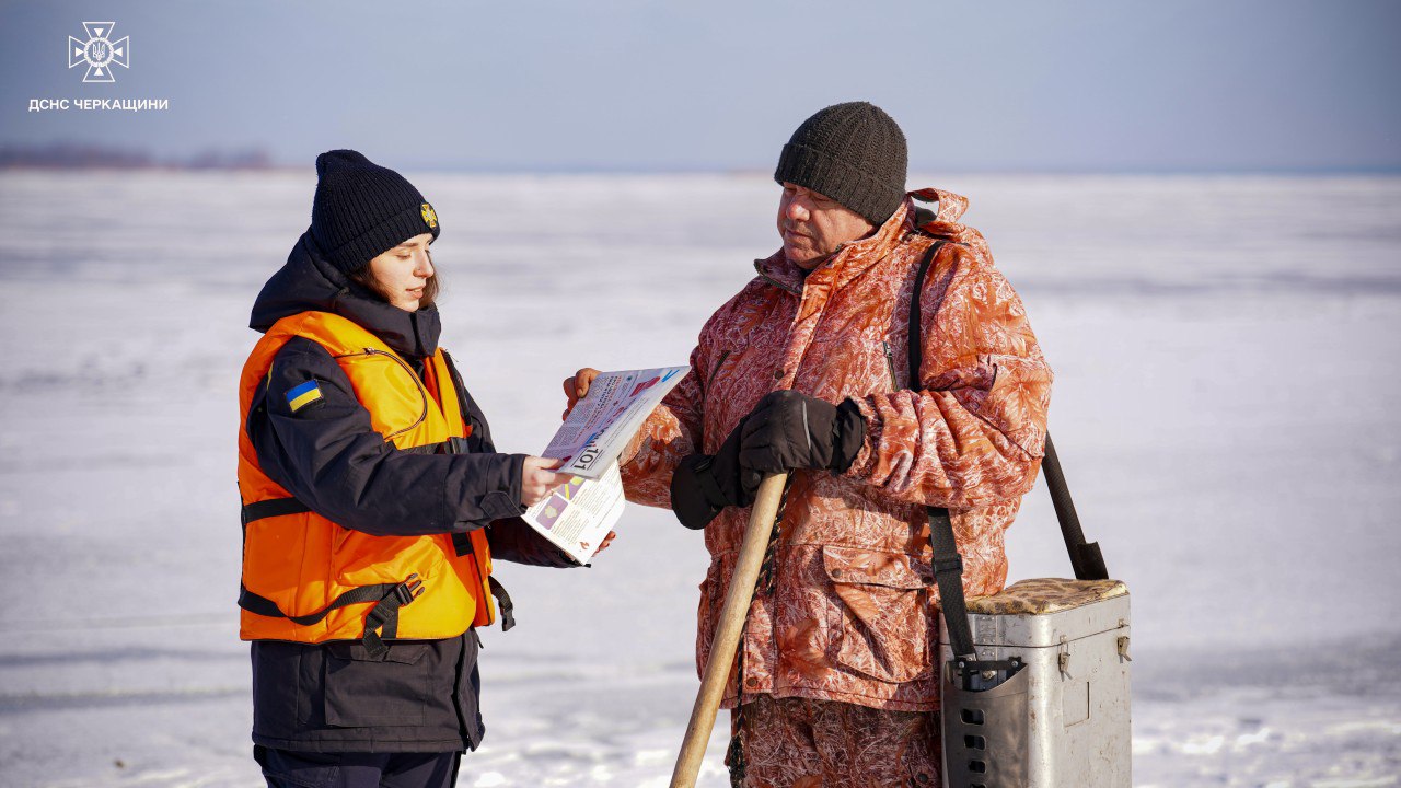 Черкаські рятувальники прийшли на лід до рибалок і показали, що робити в разі повалення - фото 3