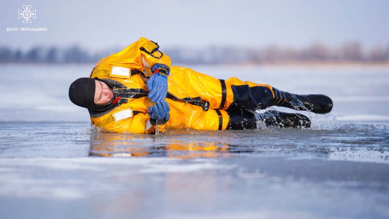 Черкаські рятувальники прийшли на лід до рибалок і показали, що робити в разі повалення - фото 4