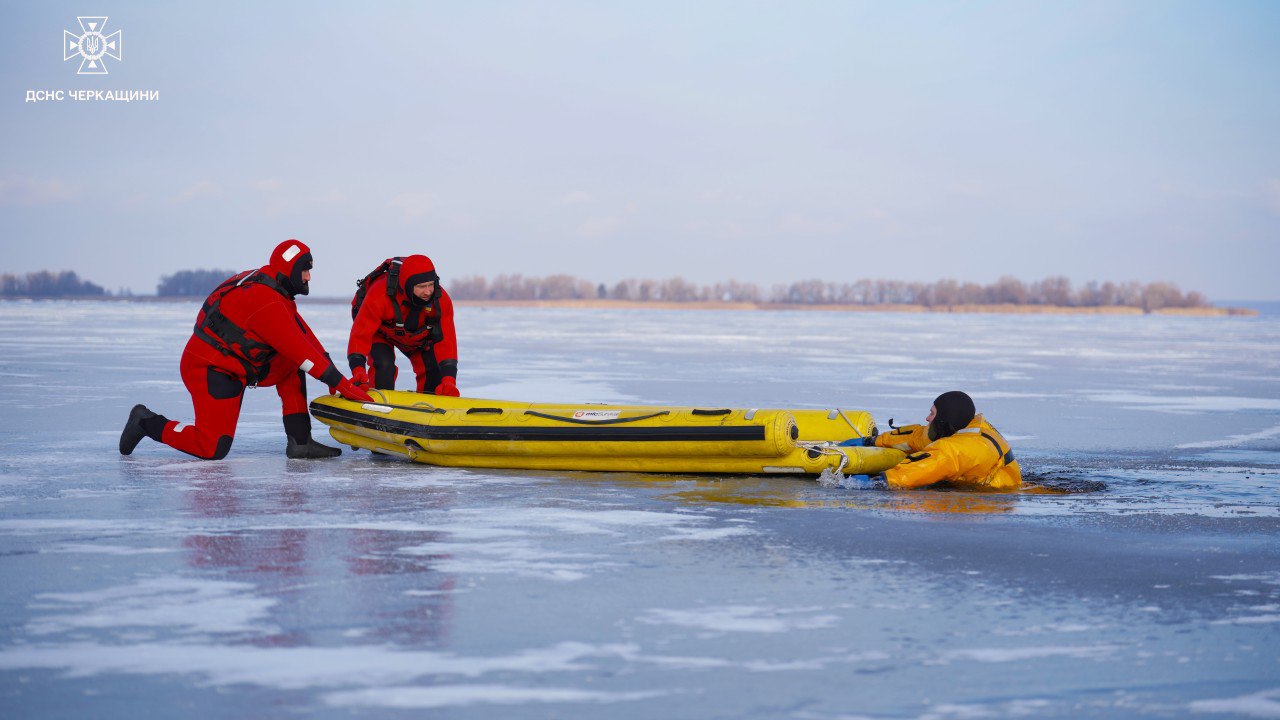 Черкаські рятувальники прийшли на лід до рибалок і показали, що робити в разі повалення - фото 5