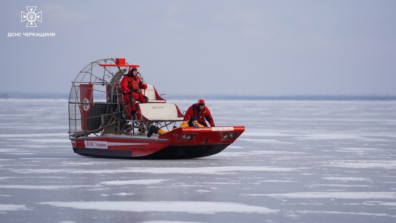 Черкаські рятувальники прийшли на лід до рибалок і показали, що робити в разі повалення - фото 6
