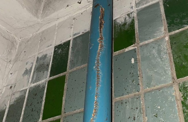 Порозривало труби: кияни показують наслідки відключень електрики та опалення