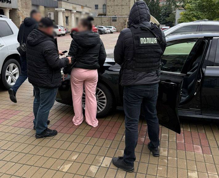 У Києві судитимуть жінку, яка за 18 тис дол. обіцяла «списати» військового зі служби