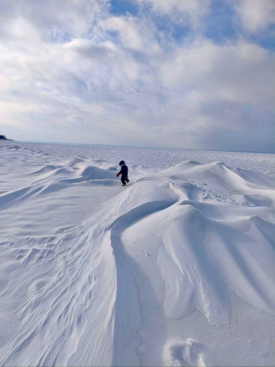 В мережі показали казкові кадри із засніженого Київського моря - фото 4