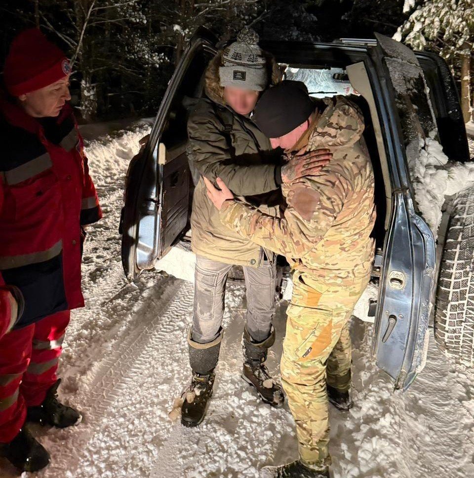 Прикордонники врятували двох чоловіків, що заблукали в лісі під час сильного морозу - фото 4