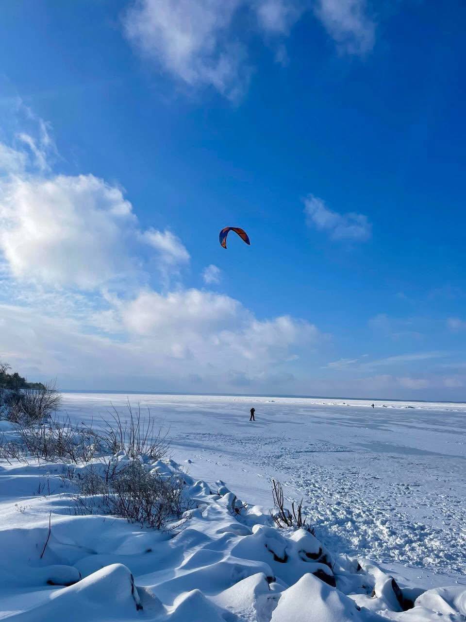 В мережі показали казкові кадри із засніженого Київського моря