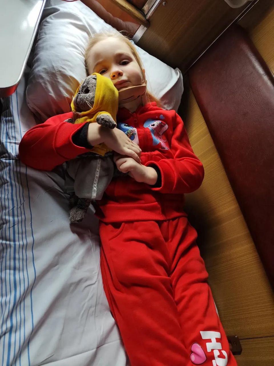 Локомотивна бригада поїзда 772 зупинила потяг, щоб довезти хвору дитину до Охматдиту - фото 2