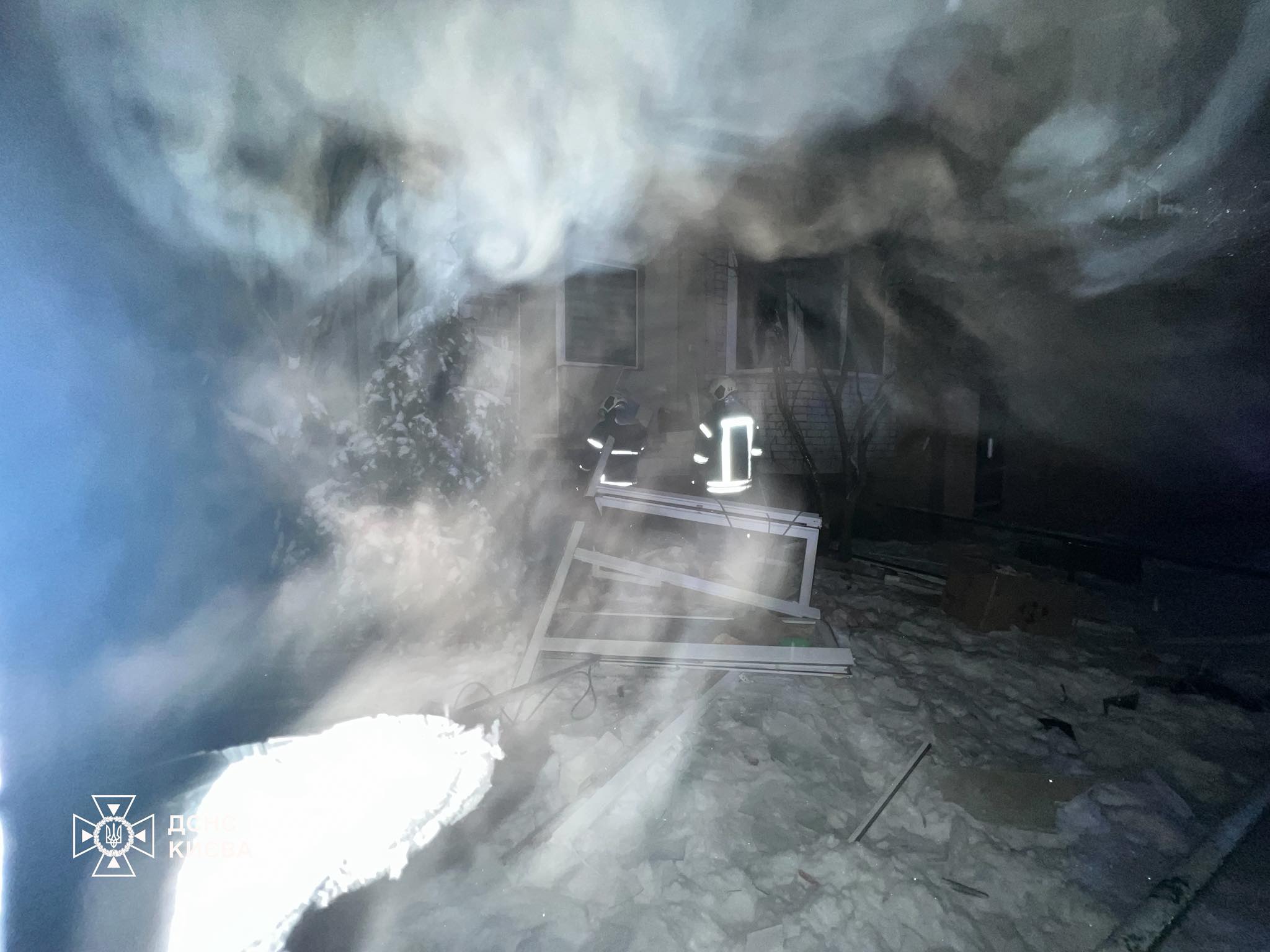 В Києві внаслідок вибуху у квартирі постраждав чоловік - фото 2