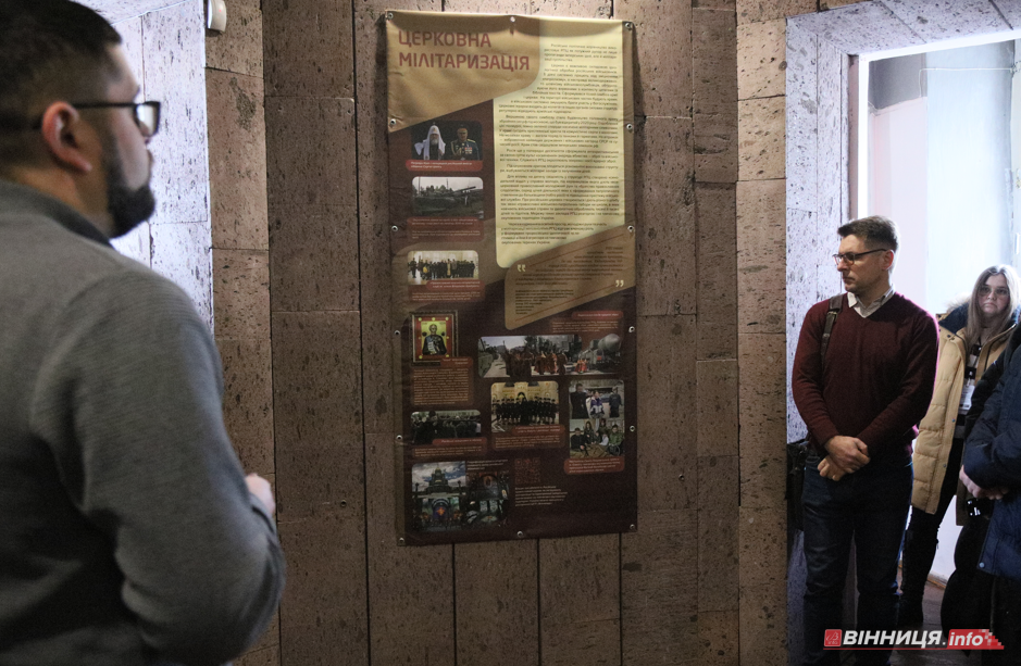 Знищення храмів, РПЦ й пропаганда війни: виставку «Церковний рашизм» відкрили у Вінниці - фото 13