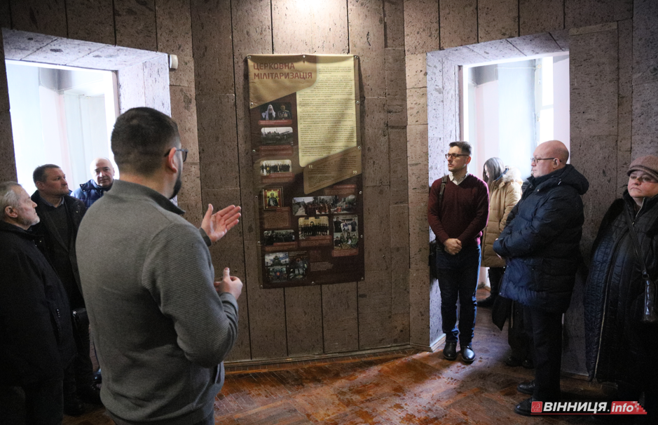 Знищення храмів, РПЦ й пропаганда війни: виставку «Церковний рашизм» відкрили у Вінниці - фото 7