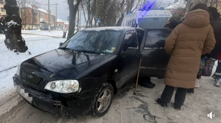Водій збив пішохода біля зупинки на вулиці Пирогова у Вінниці