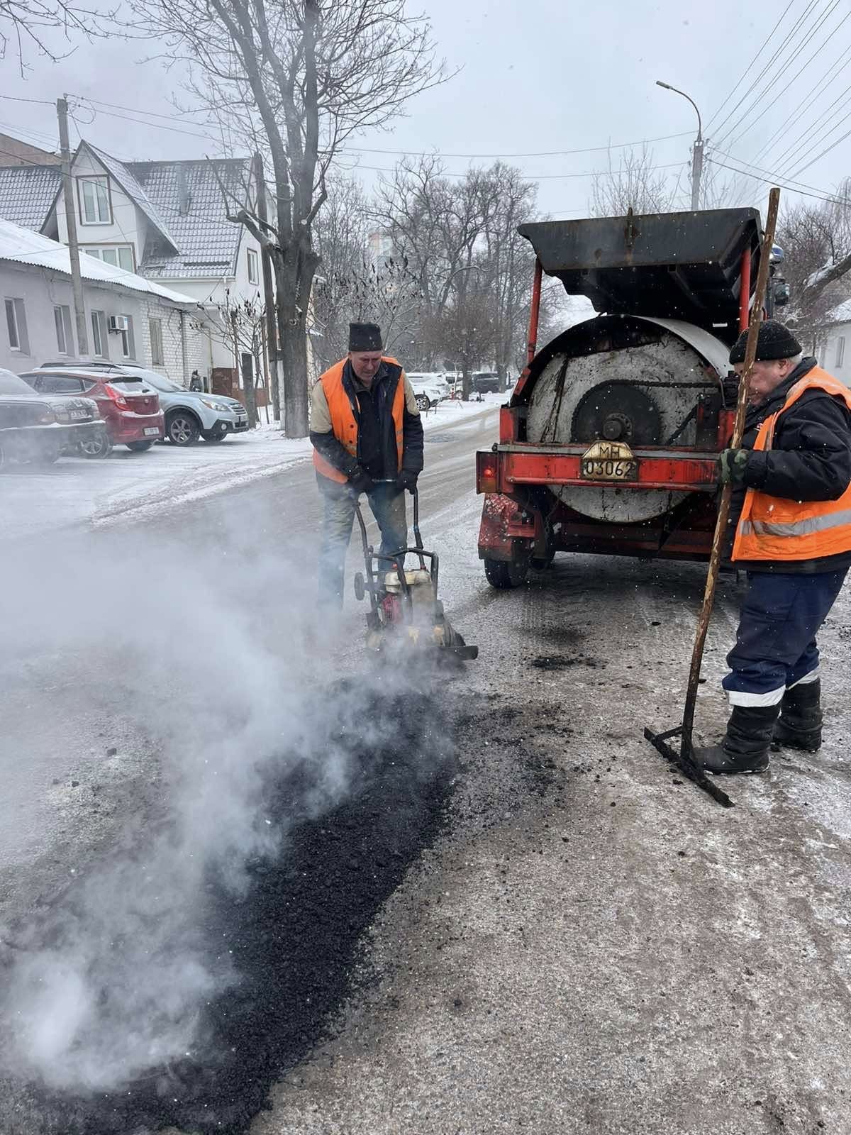 На 5 вулицях Черкас «залатали» ями
