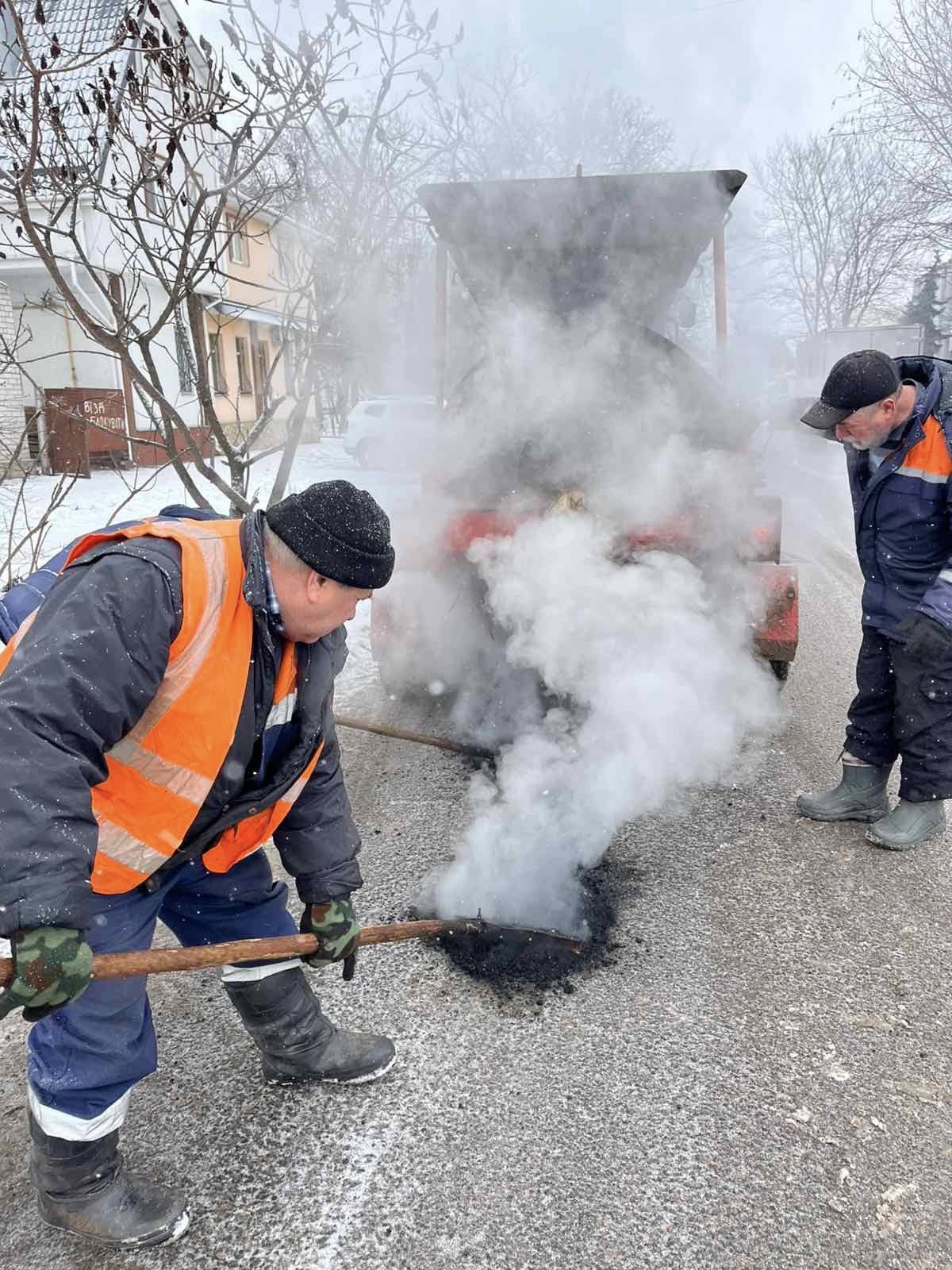 На 5 вулицях Черкас «залатали» ями - фото 2