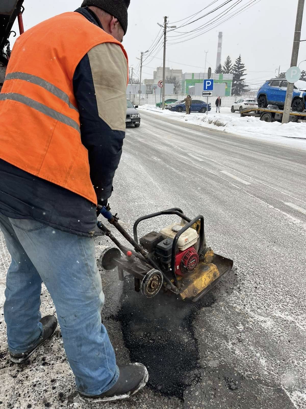 На 5 вулицях Черкас «залатали» ями - фото 3