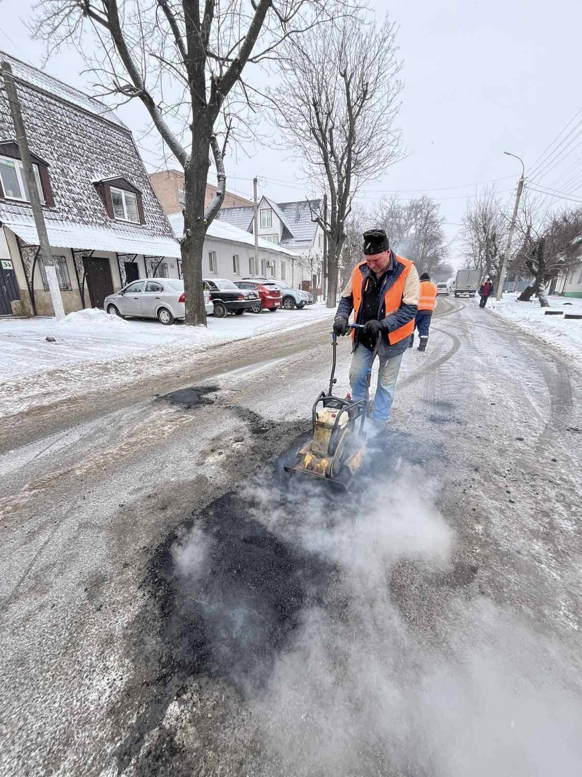 На 5 вулицях Черкас «залатали» ями - фото 4