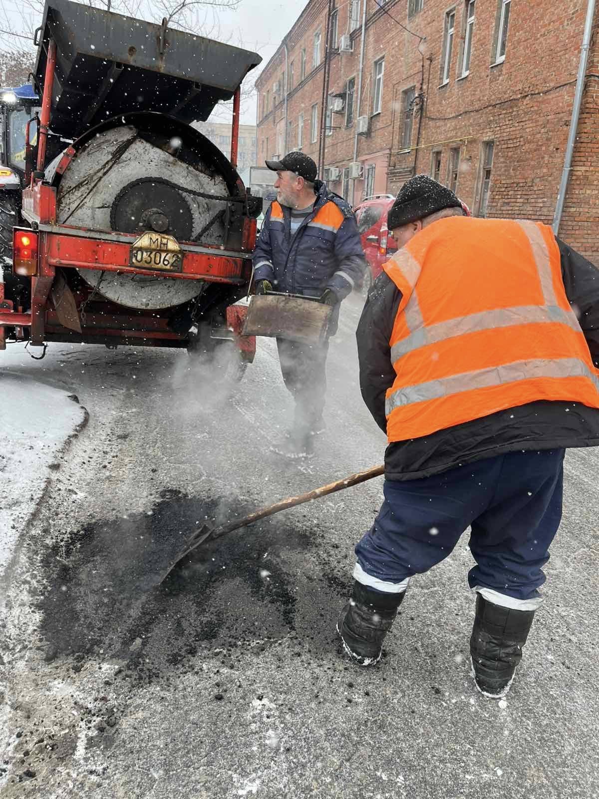 На 5 вулицях Черкас «залатали» ями - фото 5