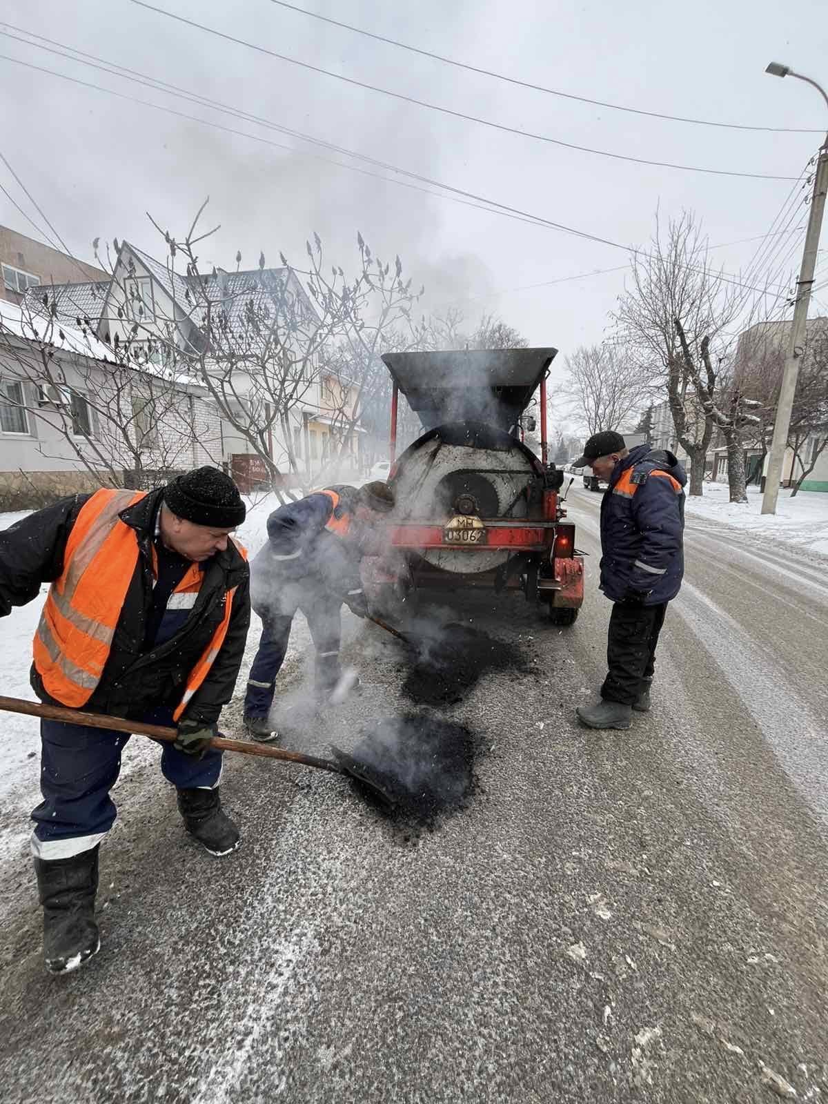 На 5 вулицях Черкас «залатали» ями - фото 6