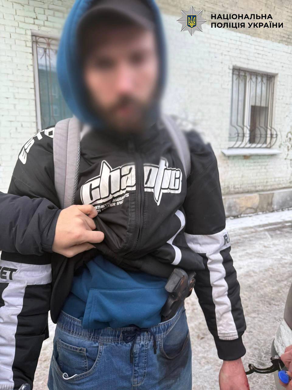 У Києві затримали чоловіка, який з іграшковим пістолетом намагався пограбувати пункти обміну валют - фото 3