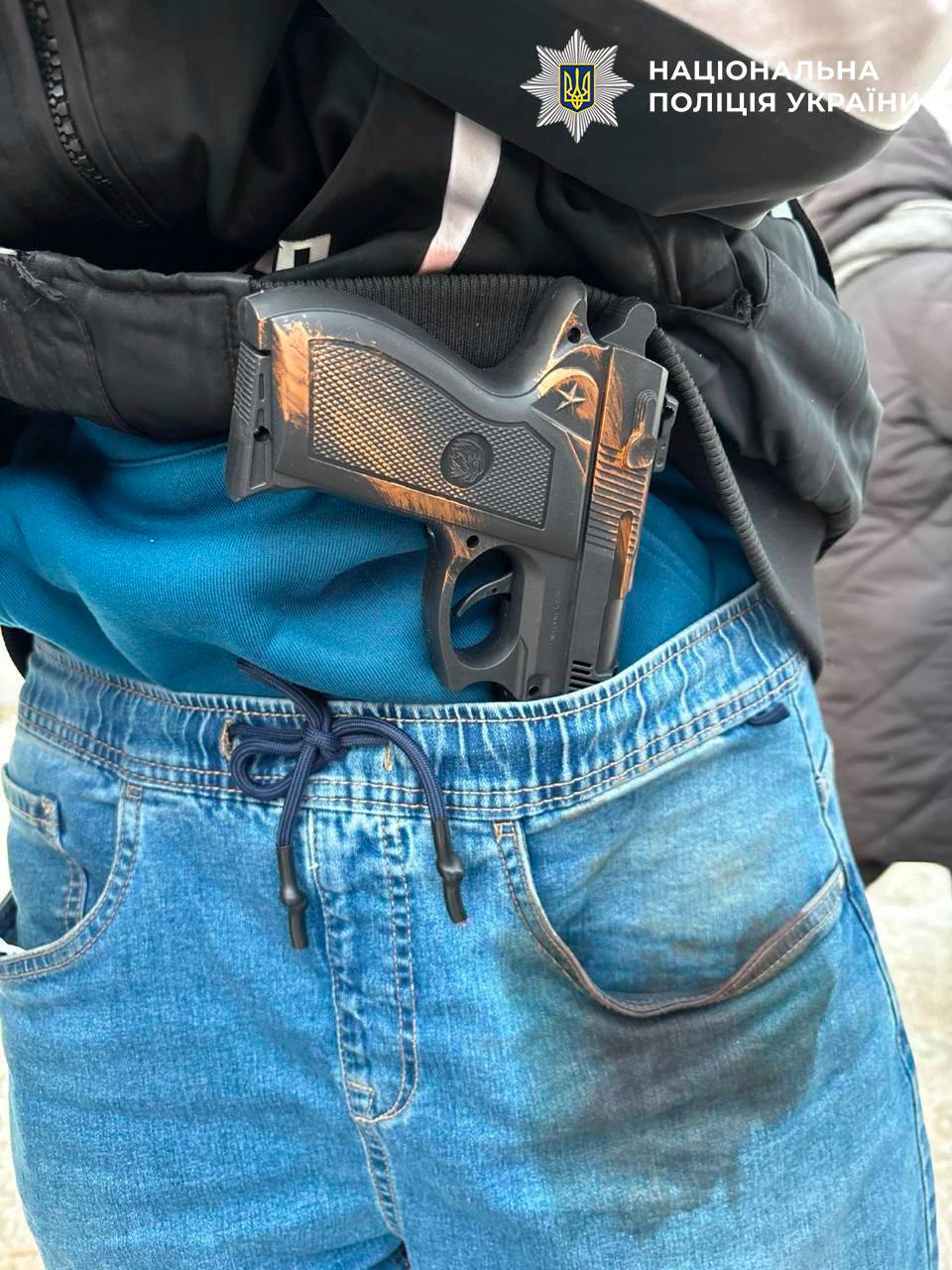 У Києві затримали чоловіка, який з іграшковим пістолетом намагався пограбувати пункти обміну валют - фото 2