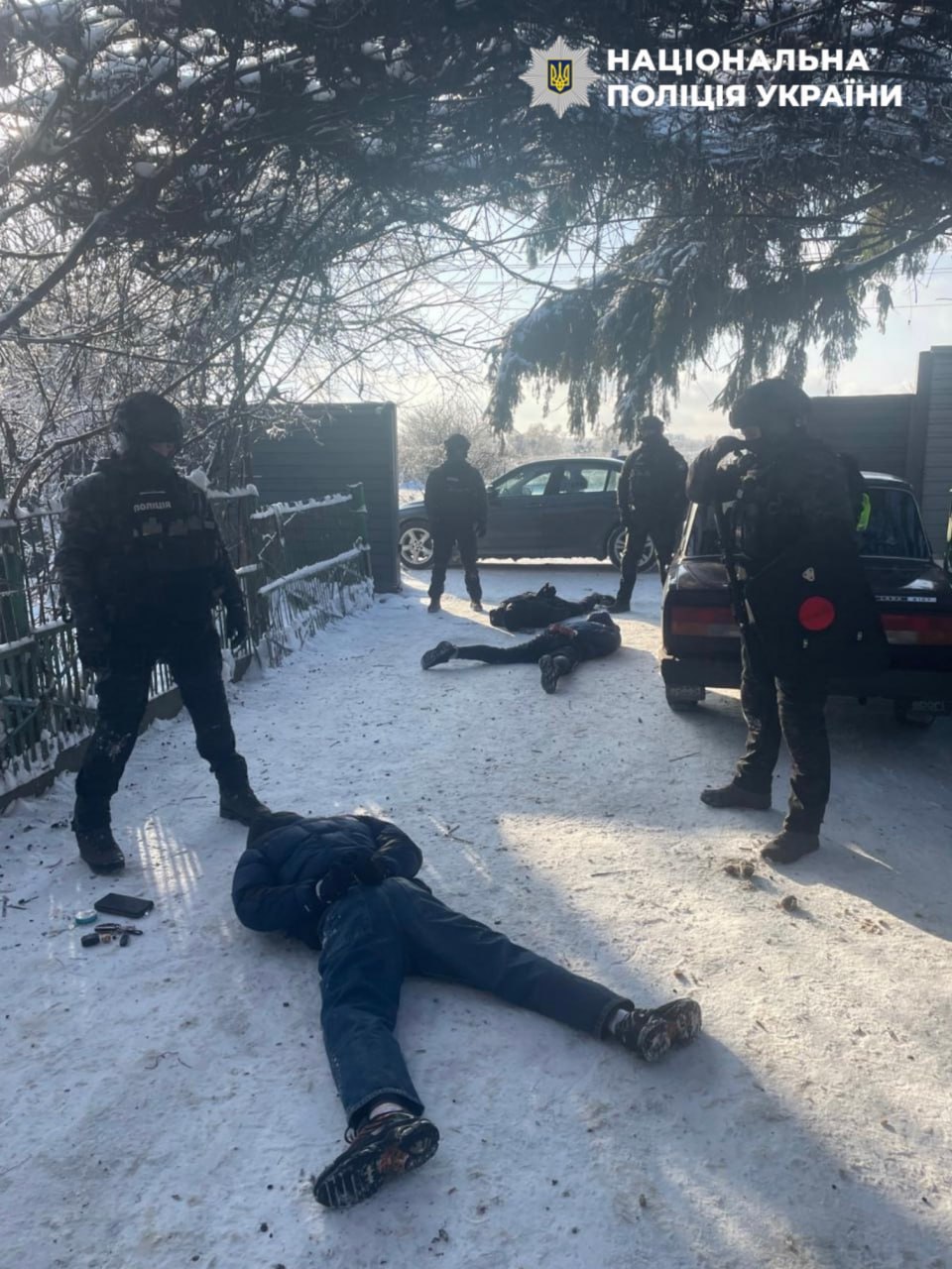 Погрози, побиття та шантаж дитиною заради 130 тис доларів вигаданого боргу: на Київщині затримали банду вимагачів