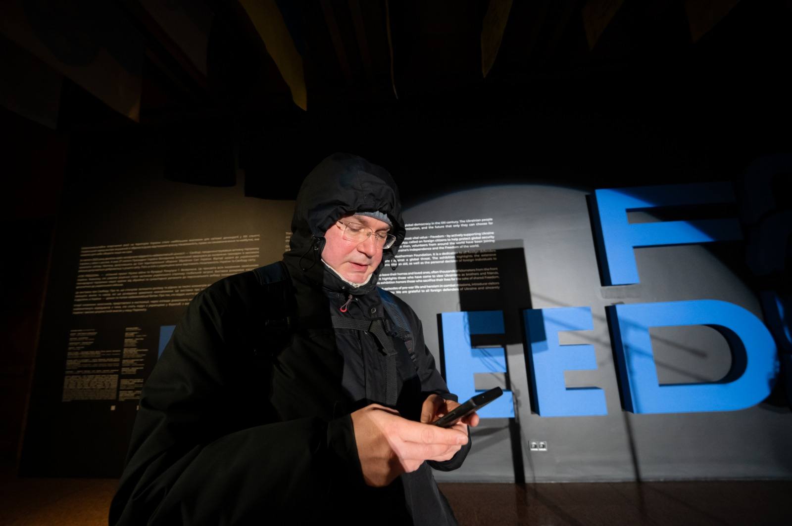 Батьківщину-Матір підсвітили в кольори прапорів України та Британії