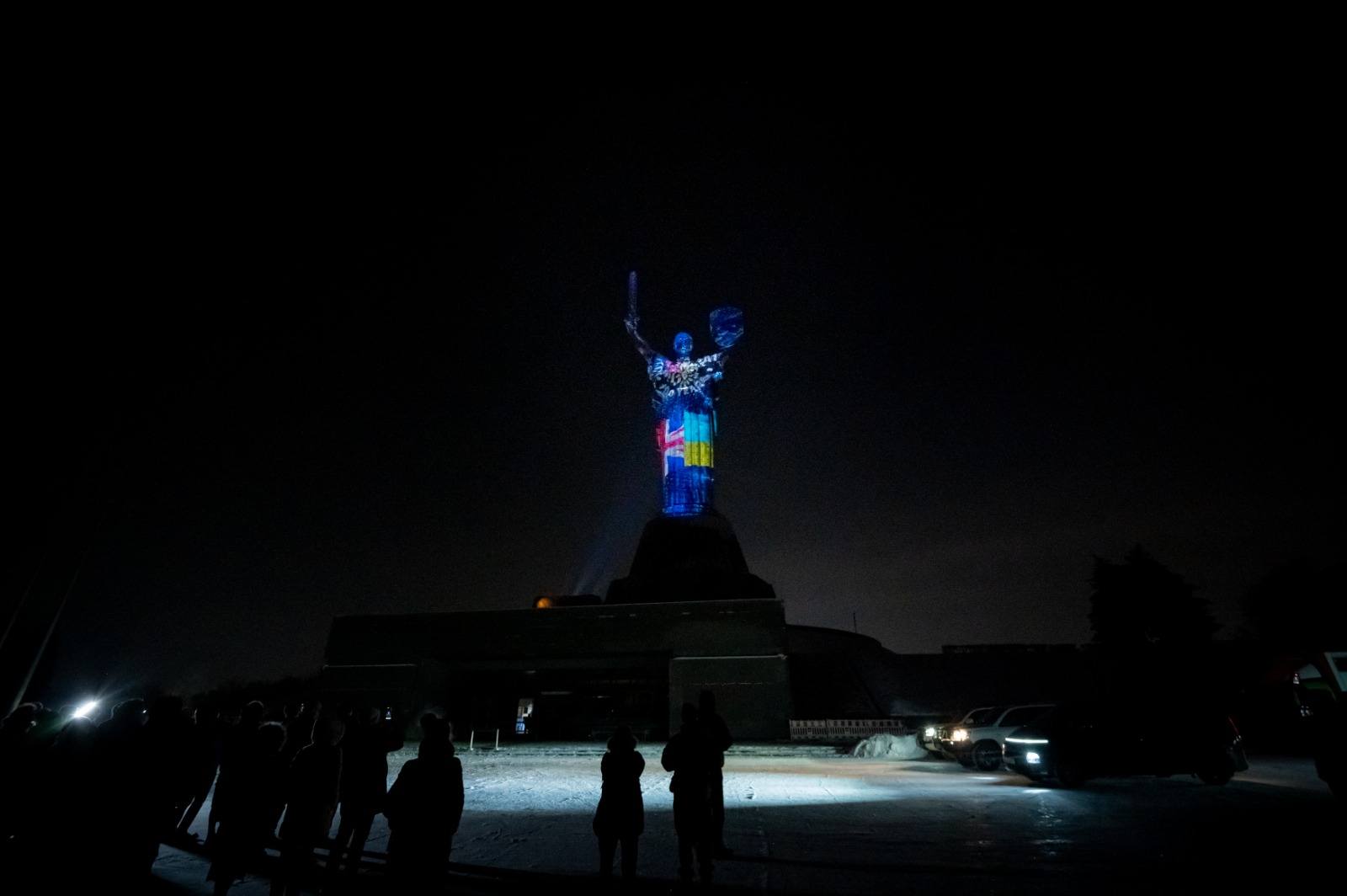 Батьківщину-Матір підсвітили в кольори прапорів України та Британії - фото 2