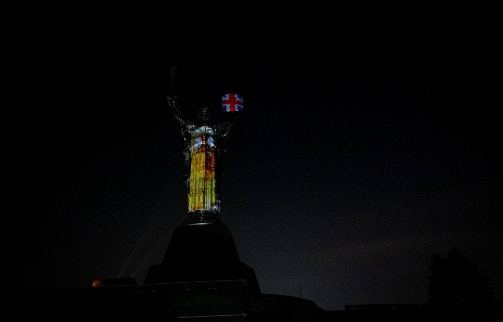Батьківщину-Матір підсвітили в кольори прапорів України та Британії - фото 3