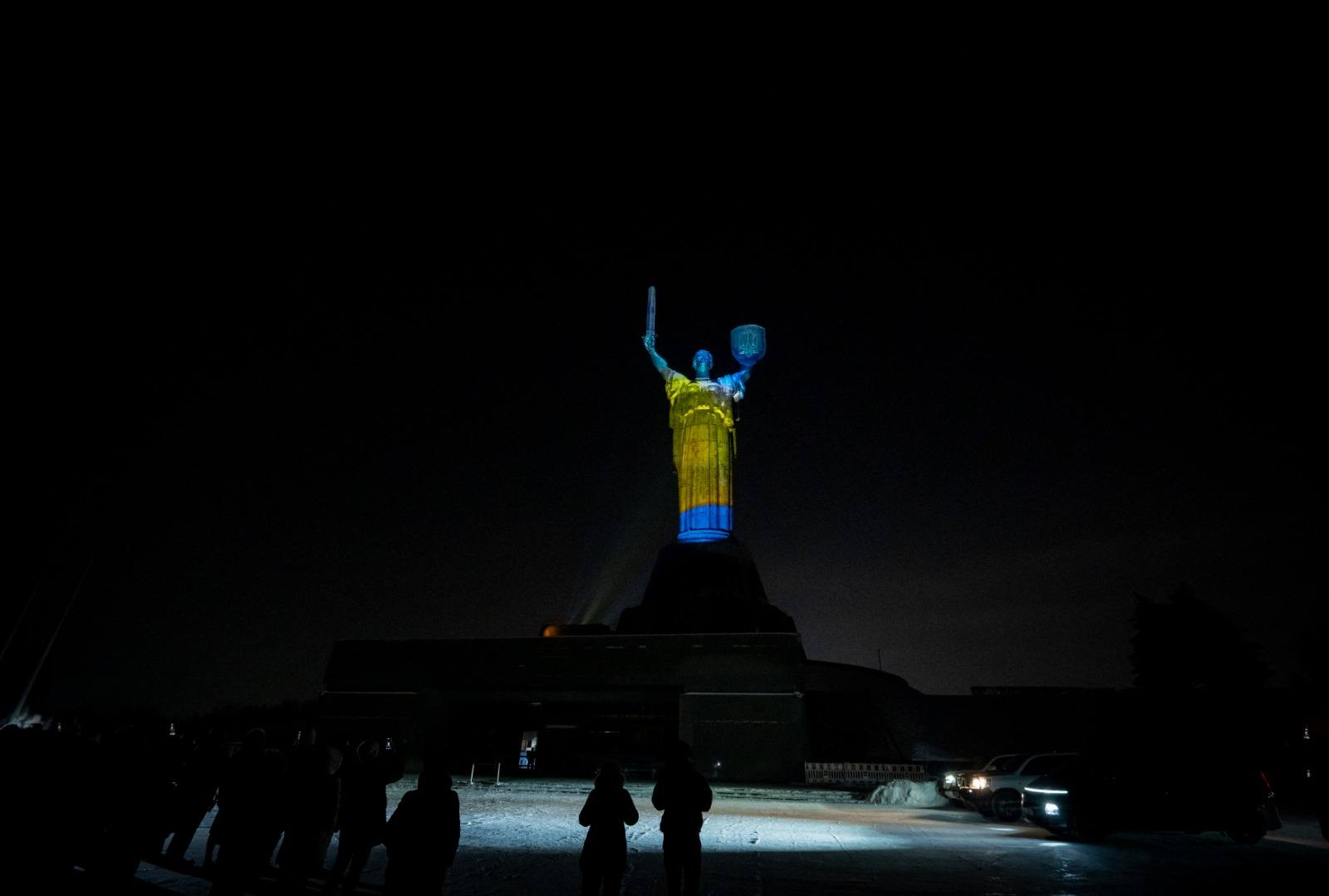 Батьківщину-Матір підсвітили в кольори прапорів України та Британії - фото 6