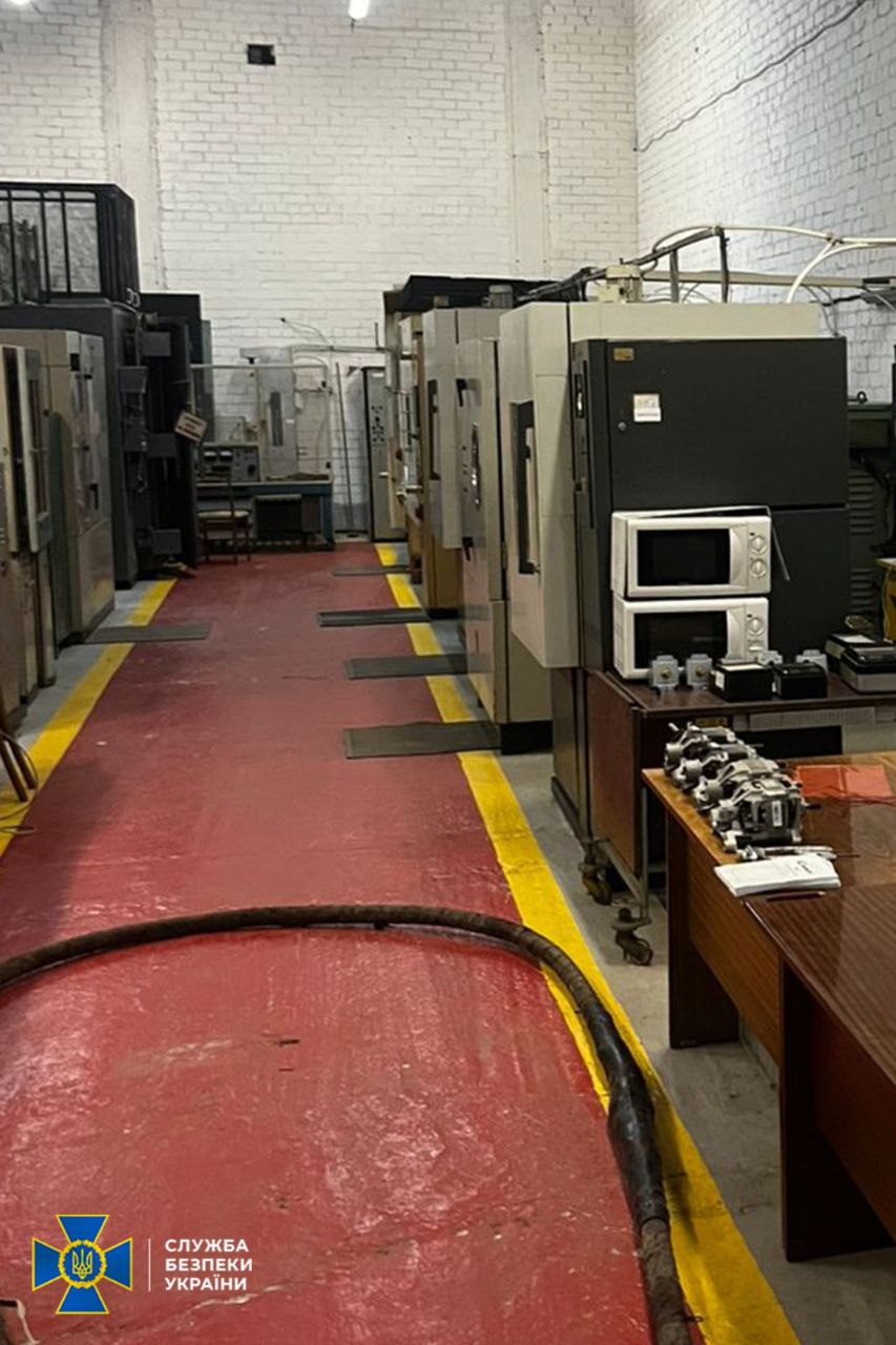 СБУ та ОГП викрили ділка, який поставив ЗСУ браковані балістичні окуляри на 60 млн грн - фото 2